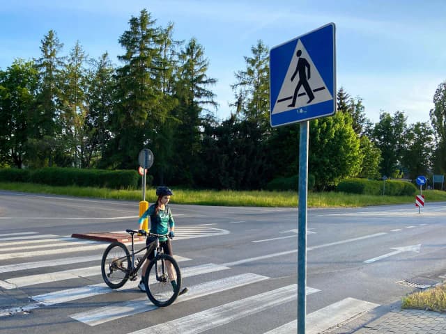 Jazda rowerem obok siebie: Przepisy i zasady bezpieczeństwa na drodze
