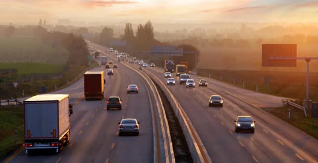 Naczepa Jumbo co to? Poznaj jej zalety i zastosowanie w transporcie Naczepa Jumbo co to? Poznaj jej zalety i zastosowanie w transporcie