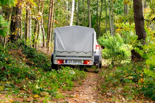 Jak cofać ciężarówkę z naczepą - uniknij najczęstszych błędów Jak cofać ciężarówkę z naczepą - uniknij najczęstszych błędów
