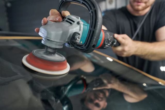 Czym polerować szybę w aucie, aby uniknąć zarysowań i smug? Czym polerować szybę w aucie, aby uniknąć zarysowań i smug?