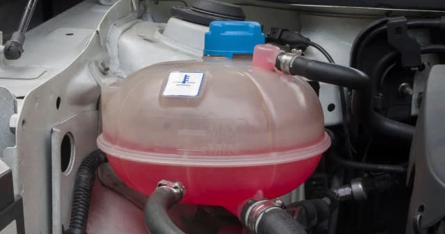 Czy można dolać koncentrat do chłodnicy? Unikaj poważnych problemów z silnikiem Czy można dolać koncentrat do chłodnicy? Unikaj poważnych problemów z silnikiem