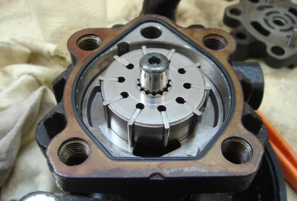 Objawy uszkodzonej pompy wspomagania: Jak je zauważyć i naprawić usterkę?