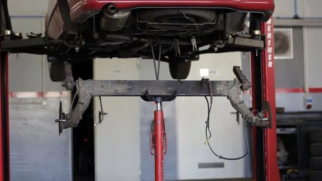 Tylna oś: Jakie są jej funkcje w samochodzie i kiedy wymaga naprawy?