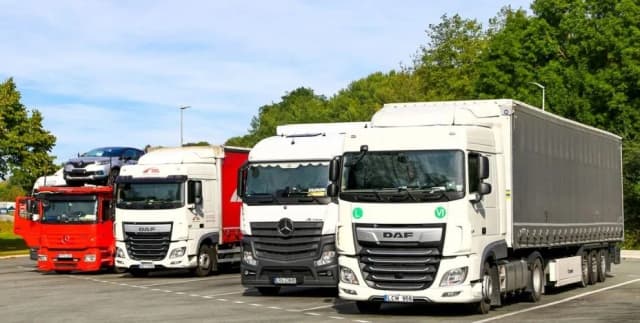 Ile kosztuje ciężarówka z naczepą? Zaskakujące ceny i opcje zakupu Ile kosztuje ciężarówka z naczepą? Zaskakujące ceny i opcje zakupu